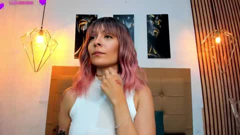 Snapshot of alesziarose chatting on September 17, 8:12 pm Aleszia online show from September 17, 8:12 pm