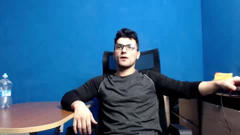 Snapshot of alex_blu chatting on December 2, 3:29 am Alex online show from December 2, 3:29 am