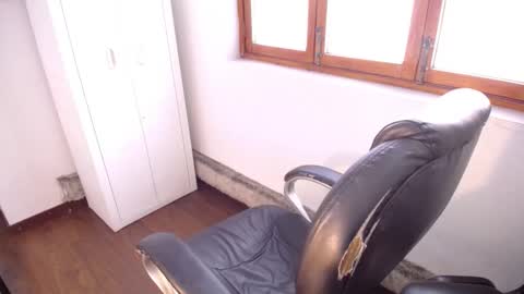 Snapshot of alexia_james_ chatting on October 20, 8:25 pm Alexa online show from October 20, 8:25 pm