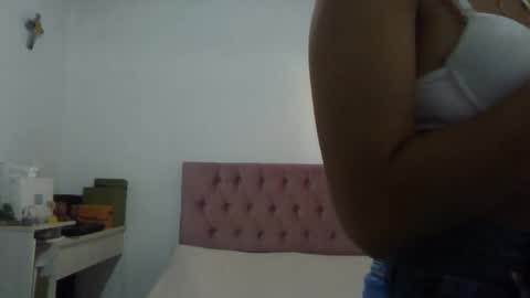 Snapshot of alia054 chatting on January 25, 12:47 pm Alia online show from January 25, 12:47 pm