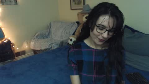 Snapshot of alice_asks chatting on December 3, 5:59 am Alice Asks online show from December 3, 5:59 am