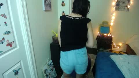 Snapshot of alice_asks chatting on September 18, 3:32 am Alice Asks online show from September 18, 3:32 am