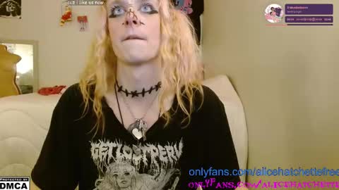 Snapshot of alice_hatchette chatting on October 20, 12:37 am Alice Hatchette online show from October 20, 12:37 am