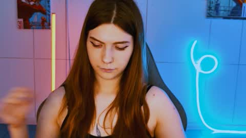 Snapshot of aliceinredsquare_ chatting on September 28, 9:40 am Alice online show from September 28, 9:40 am