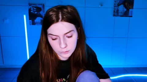 Snapshot of aliceinredsquare_ chatting on October 17, 5:33 am Alice online show from October 17, 5:33 am