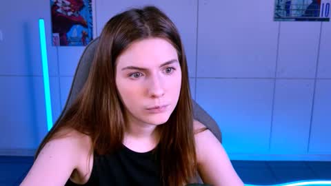 Snapshot of aliceinredsquare_ chatting on October 18, 5:44 am Alice online show from October 18, 5:44 am