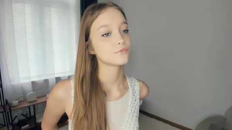 Snapshot of alicemelison chatting on October 18, 8:29 am Serena online show from October 18, 8:29 am
