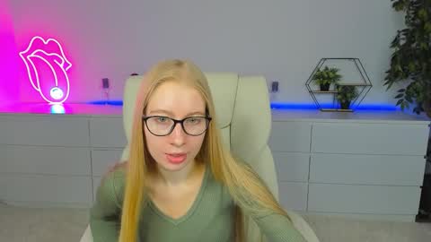 Snapshot of alina__blonde chatting on September 13, 5:54 am Alina online show from September 13, 5:54 am
