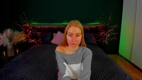 Snapshot of alina__blonde chatting on September 27, 7:17 am Alina online show from September 27, 7:17 am