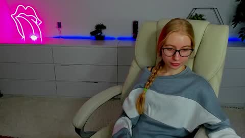 Snapshot of alina__blonde chatting on September 26, 7:16 am Alina online show from September 26, 7:16 am