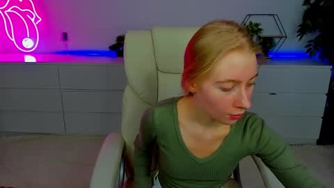 Snapshot of alina__blonde chatting on October 1, 12:04 pm Alina online show from October 1, 12:04 pm