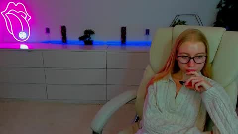 Snapshot of alina__blonde chatting on October 2, 12:15 pm Alina online show from October 2, 12:15 pm