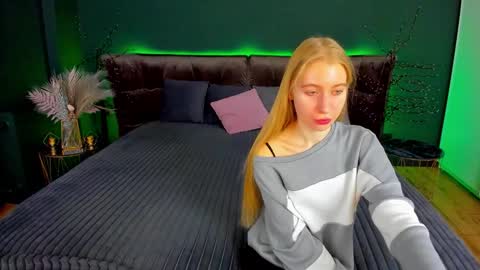 Snapshot of alina__blonde chatting on October 9, 6:08 am Alina online show from October 9, 6:08 am