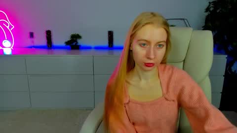 Snapshot of alina__blonde chatting on October 14, 5:32 am Alina online show from October 14, 5:32 am