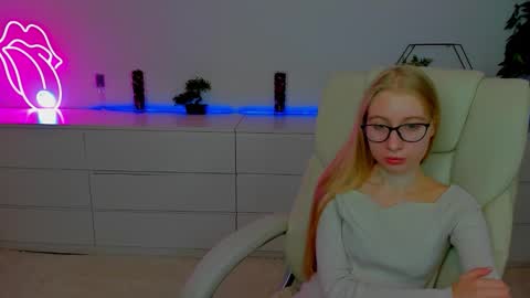 Snapshot of alina__blonde chatting on October 8, 6:08 am Alina online show from October 8, 6:08 am