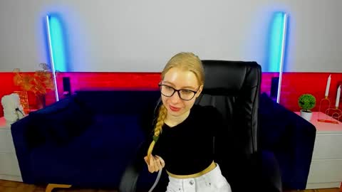 Snapshot of alina__blonde chatting on September 30, 5:40 am Alina online show from September 30, 5:40 am