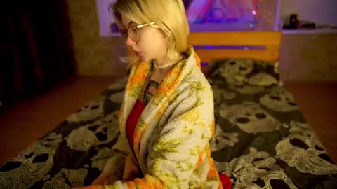 Snapshot of allison_cuty chatting on February 25, 11:15 pm Allison online show from February 25, 11:15 pm