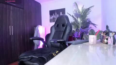 anny online show from March 8, 8:33 am