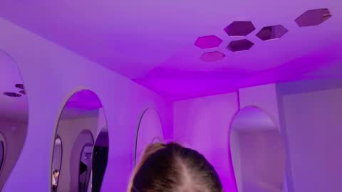 Amaia Haywood online show from November 6, 6:05 am