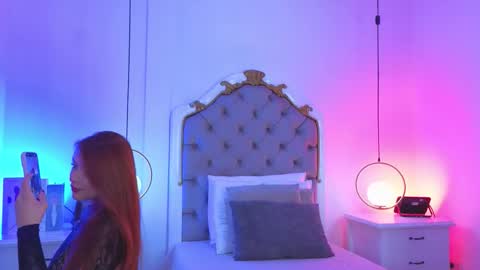 Snapshot of ambar_adamss chatting on September 28, 11:19 am Sara online show from September 28, 11:19 am