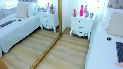 Snapshot of ambar_adamss chatting on February 2, 5:26 pm Sara online show from February 2, 5:26 pm