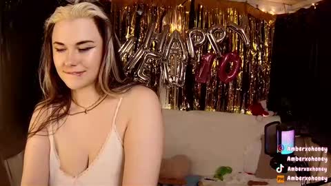 Snapshot of amberxoxhoney chatting on December 29, 1:45 am Amber Honey online show from December 29, 1:45 am