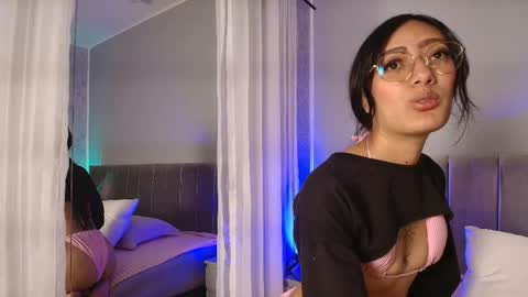 Snapshot of ameliaa_moon_ chatting on October 8, 12:22 pm lia online show from October 8, 12:22 pm