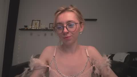 Snapshot of ameliamber0 chatting on March 9, 6:21 pm Amelia online show from March 9, 6:21 pm
