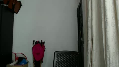 ami_rosee online show from December 11, 7:20 am