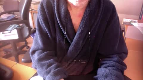 Snapshot of amor2200 chatting on February 23, 12:27 pm Amor2200 online show from February 23, 12:27 pm