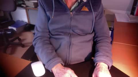 Snapshot of amor2200 chatting on October 15, 7:32 am Amor2200 online show from October 15, 7:32 am