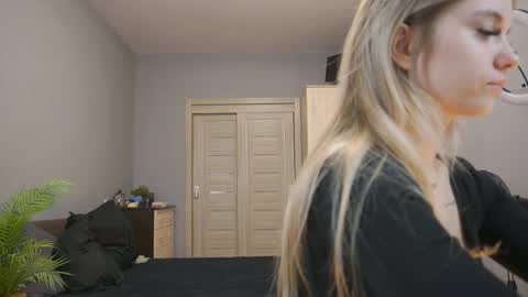 Snapshot of amylanee chatting on October 6, 8:10 am amylanee online show from October 6, 8:10 am