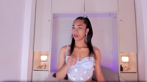 anaacollins_ online show from October 14, 11:57 am