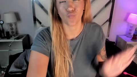 Snapshot of anahii_jones chatting on February 12, 2:14 am Anah Jones online show from February 12, 2:14 am