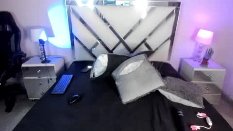 Snapshot of anahii_jones chatting on February 13, 12:57 am Anah Jones online show from February 13, 12:57 am