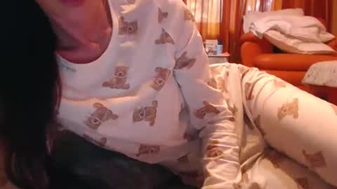 Snapshot of andrasweetie chatting on October 19, 12:43 pm Andra online show from October 19, 12:43 pm