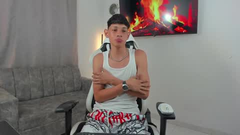 andy_bigcock01 online show from December 17, 3:28 am