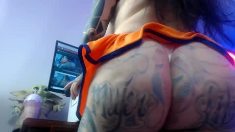 Snapshot of angelacianuro_2 chatting on December 26, 2:01 am Angela Cianuro online show from December 26, 2:01 am