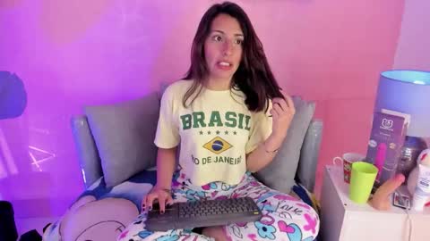 Snapshot of angeli_cute chatting on October 10, 8:35 pm angeli_cute online show from October 10, 8:35 pm