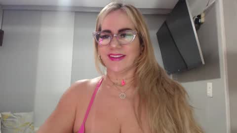 Snapshot of angelinna_12 chatting on September 21, 7:12 am angelinna_12 online show from September 21, 7:12 am