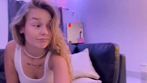 anita__hills online show from December 4, 10:37 am