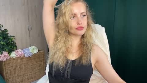 Anita online show from May 25, 1:01 am