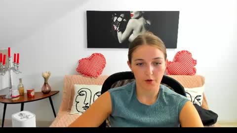 annewilsonn online show from August 3, 9:04 am