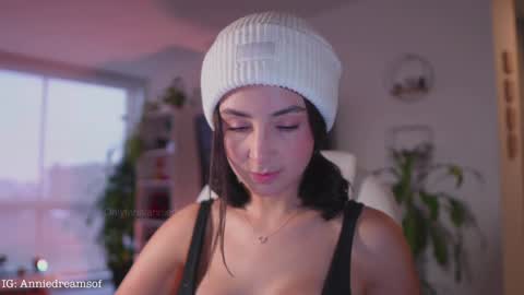 Annie    online show from March 10, 10:34 pm