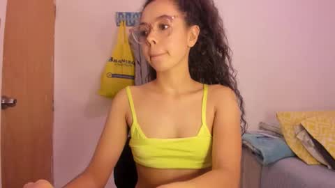 annie_rosse1017 online show from March 7, 5:40 am