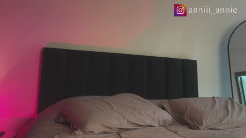 JEANNE no olvides seguirme dont forget follow me  uu online show from October 19, 8:24 pm