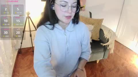 LAURA - A n n i e  S w a n online show from February 19, 6:00 pm