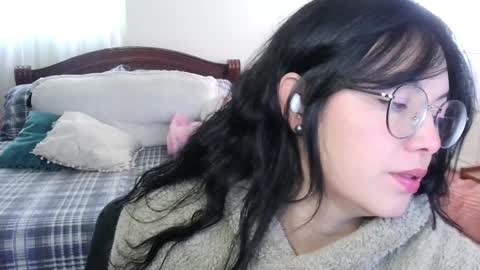 LAURA - A n n i e  S w a n online show from January 13, 3:58 pm