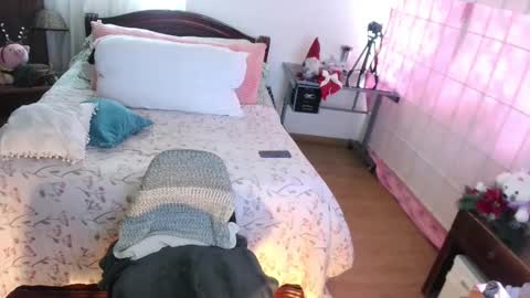 LAURA - A n n i e  S w a n online show from December 19, 3:52 pm