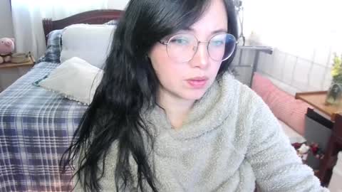 LAURA - A n n i e  S w a n online show from January 15, 4:11 pm